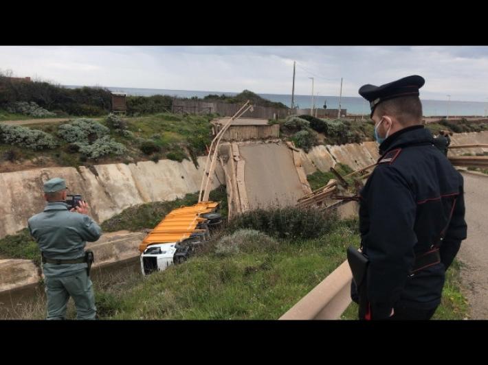 Crolla un ponte nel  Sulcis, illese 2 persone