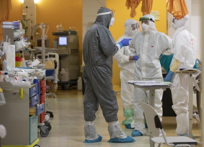 Maggiore, liberati cento letti Covid. I medici: &laquo;Non abbassiamo la guardia&raquo;