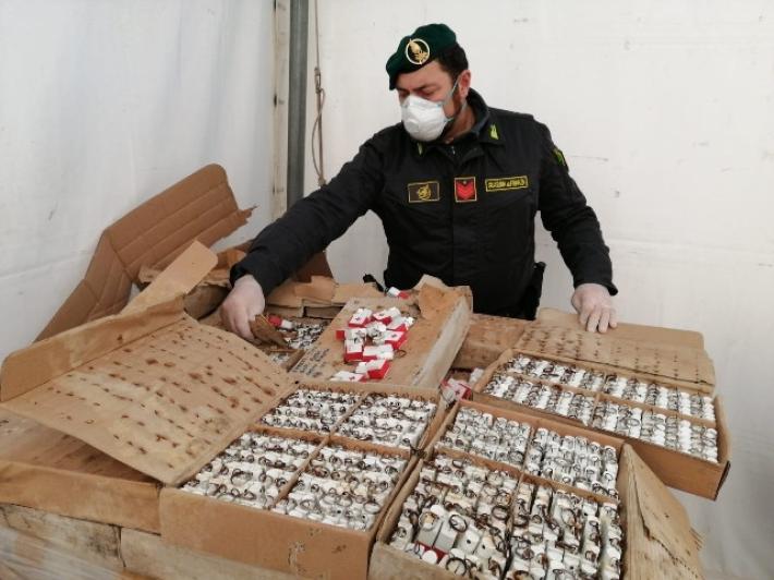 Coronavirus, vendevano igienizzante del 1989: denunciati