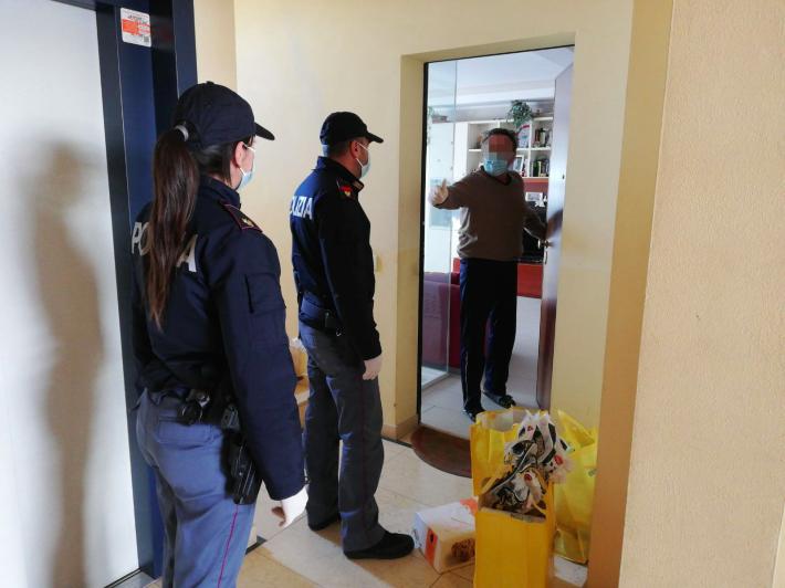 Gli agenti delle volanti fanno la spesa per un cittadino in difficolt&agrave;