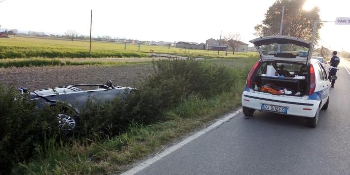 Auto fuori strada alla periferia di San Secondo