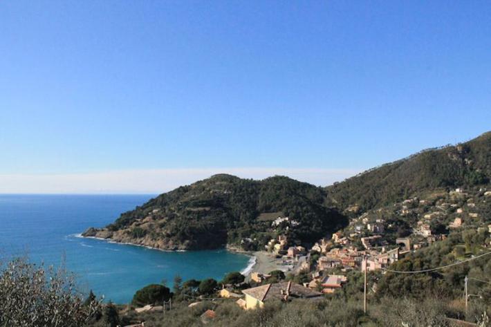 Bonassola, vietato girare a piedi nudi (a torso nudo o in costume da bagno)