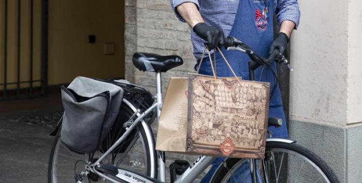 Spesa a domicilio anche in bici o in taxi. Ma l'attesa pu&ograve; esser lunga