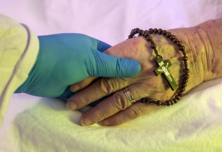 Quei medici che pregano con i pazienti morenti