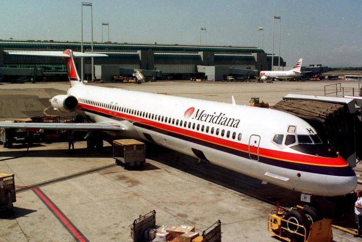 Aereo decolla e perde ruota che cade su spiaggia