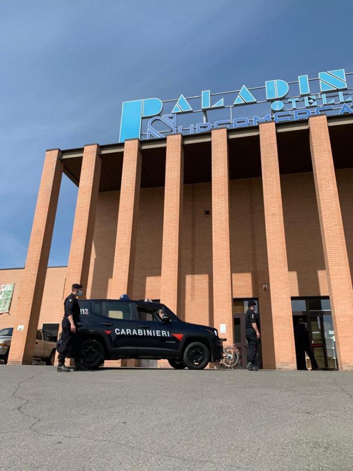 Ruba 14 bottiglie di whisky al supermercato di Ramiola: una 27enne nei guai