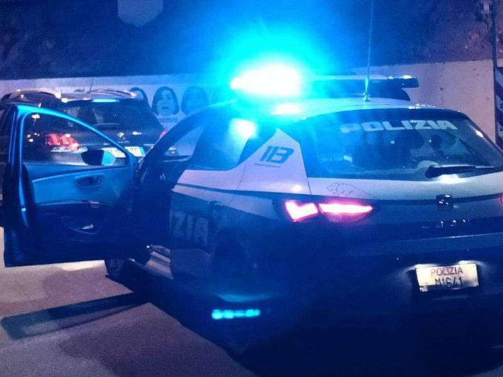 Via La Spezia, 'per noia' piazzano assi di legno e metallo in strada: denunciati tre ragazzi