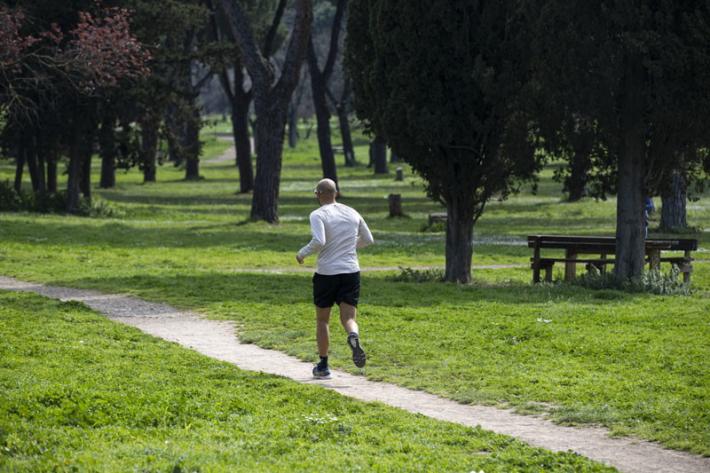 In Emilia Romagna a maggio attivit&agrave;  fisica all'aperto, ma da soli