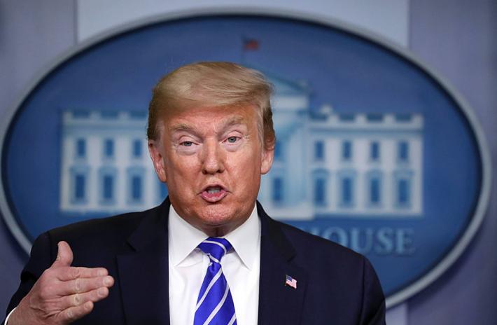 La proposta-choc di Trump, iniezioni di disinfettante per uccidere il virus 