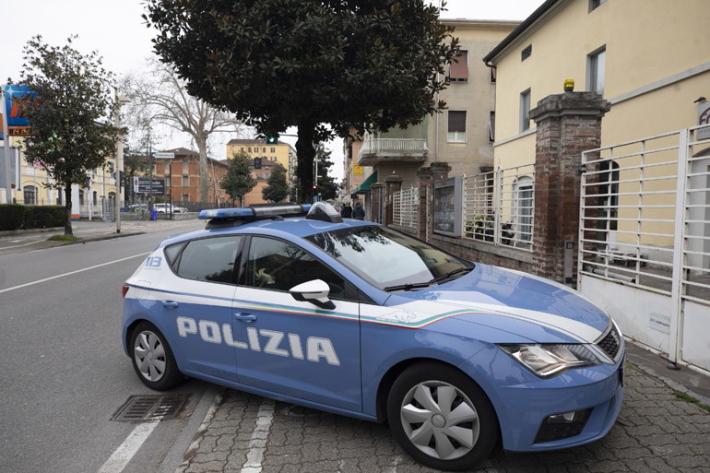 Via Trento, esce  per comprare il pane e lo aggrediscono 