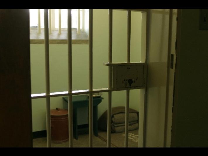 Via Burla, un detenuto si arrampica sul muro dei passeggi. E Cutolo attende la scarcerazione