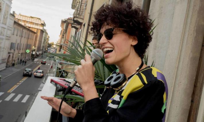 Sara Loreni canta sul balcone: arrivano i vigili
