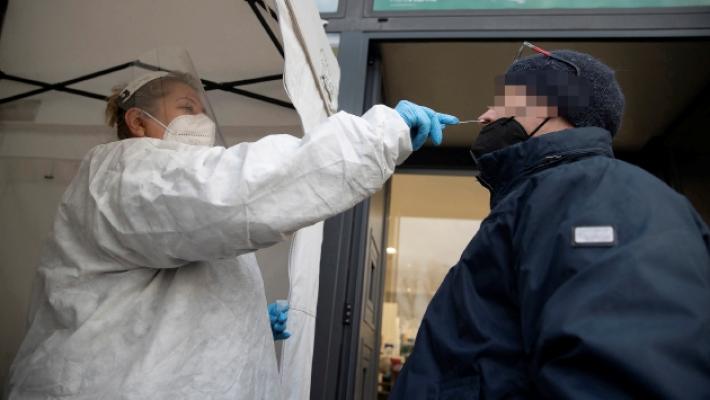 Corsa ai tamponi in farmacia per scongiurare contagi tra parenti