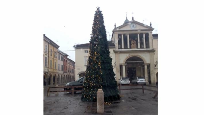 Danneggiato dai vandali l'albero di Natale