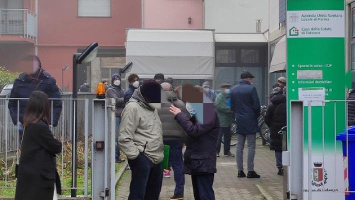 Casa della salute troppo piccola, anziani in coda al freddo