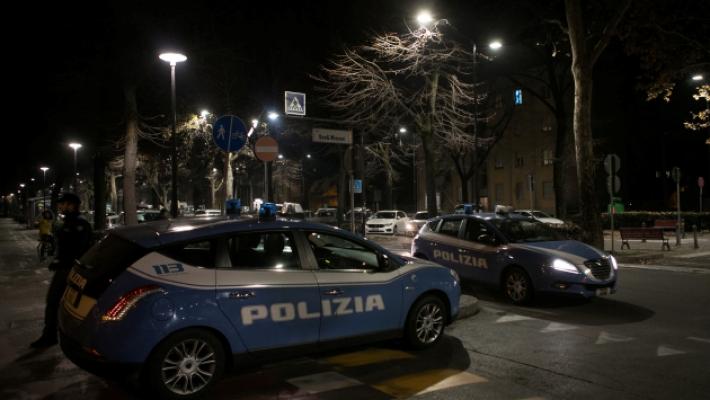 Sfonda a calci la porta del pub e ruba i tablet: arrestato