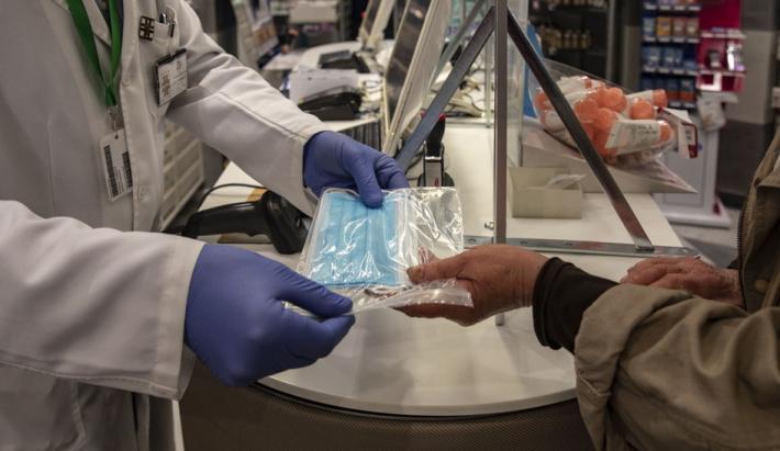 Mascherine, guanti e cautela con i parenti anziani: coronavirus, come affrontare la fase 2