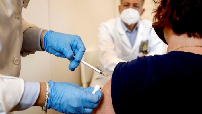 Giro di vite sugli over 50 non vaccinati: 17mila a Parma e provincia