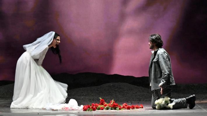 Regie d'opera: &egrave; giusto attualizzare? C'&egrave; chi dice no