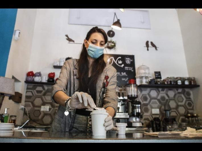 Mascherine e distanze, le (nuove) linee guida delle attivit&agrave; commerciali