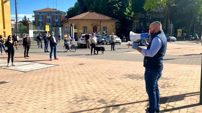 La protesta delle mascherine tricolori arriva anche a Parma