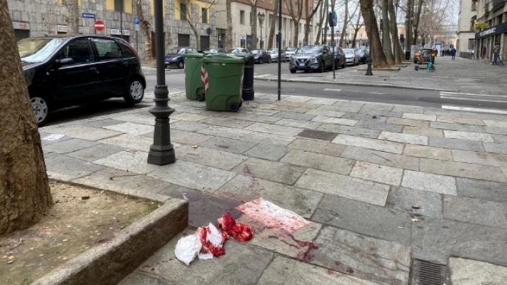 Rissa tra decine di persone nella notte in via Reggio