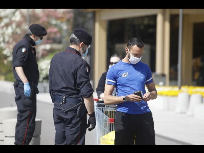 Conte: 'E' l'ora della responsabilit&agrave;: evitiamo i passi indietro'. In A1 tornano le auto tra Lombardia ed Emilia: tanti verso Sud. In 192 a bordo del primo treno Milano-Napoli