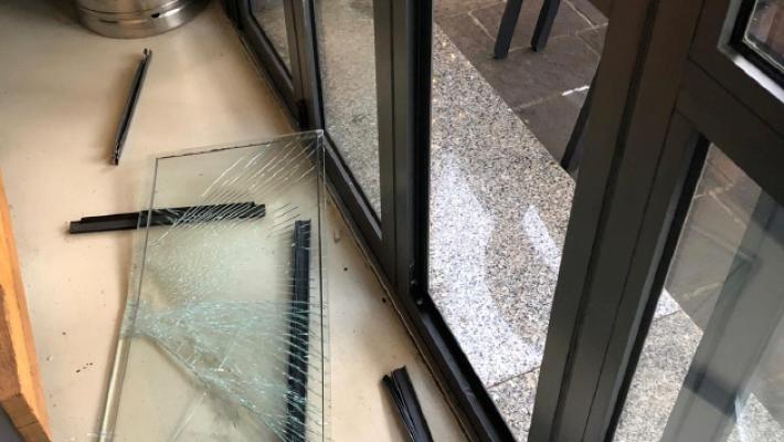 &laquo;Spaccata&raquo; al bar: spariti soldi e uno smartphone