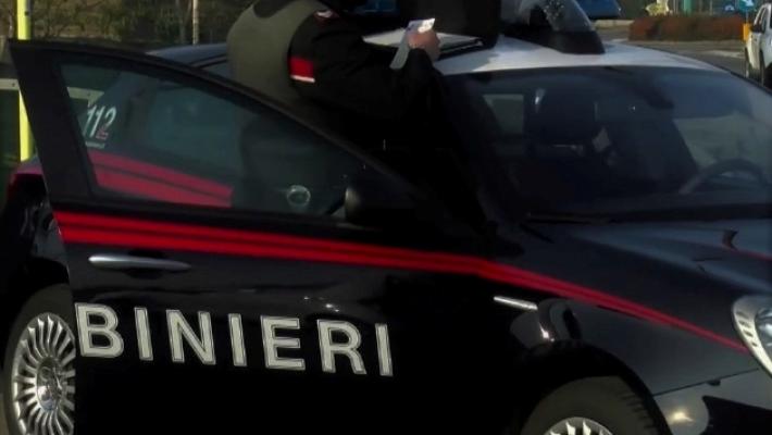 Scoperto mentre cerca di rubare da un'auto: aggredisce e minaccia i proprietari
