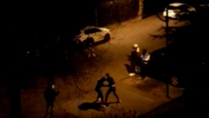 Via Leporati: botte tra bande alle 9 di sabato sera. E gli altri filmano