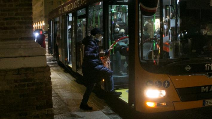 Incubo sotto casa, 14enne aggredita