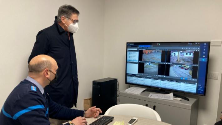 Arredi buttati nel fossato della Rocca: tre vandali ripresi dalle telecamere