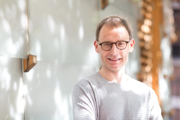 Londra: il guru del lockdown, pescato con l'amante, si dimette