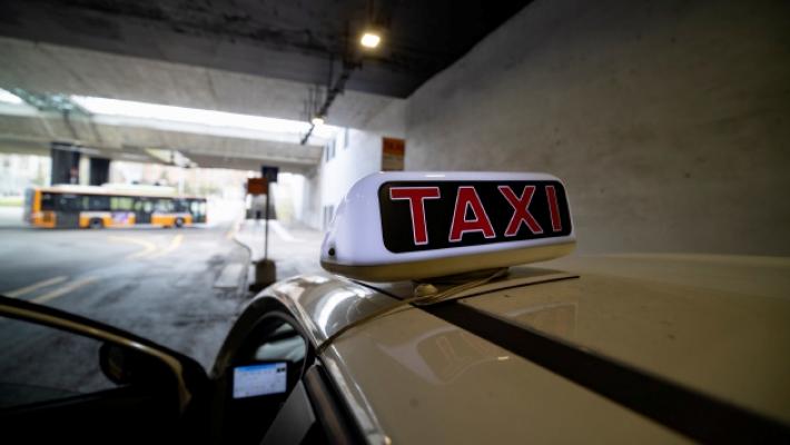 Tassista minacciato e picchiato in stazione da tre ragazzi