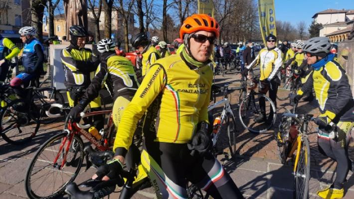 In bici viene &laquo;agganciato&raquo; e trascinato da un'auto pirata