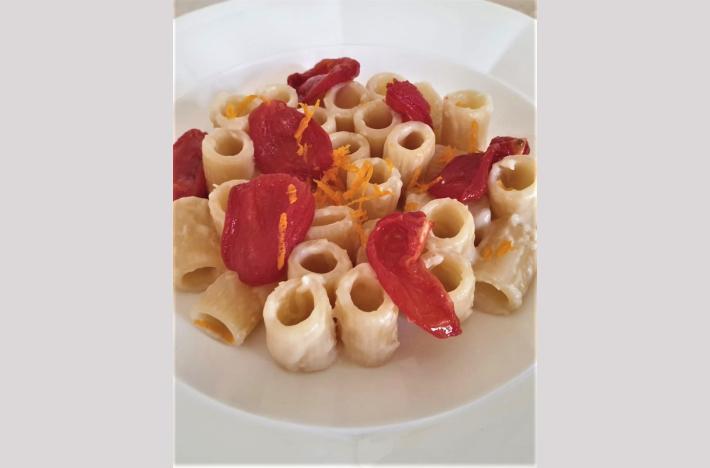 &laquo;Mezze maniche con Parmigiano, pomodorini e scorza d&rsquo;arancia&raquo;