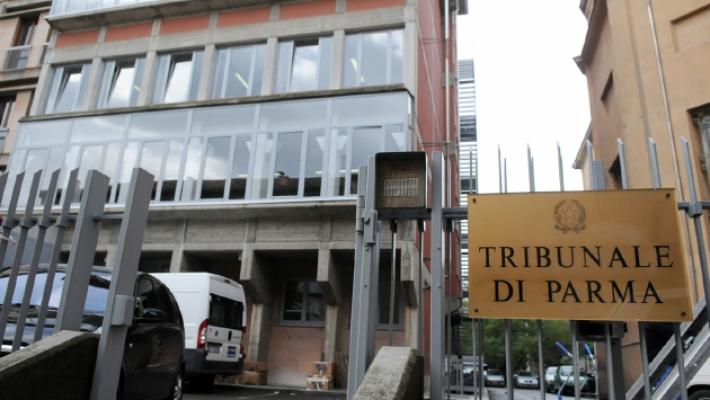 Durante una cena in compagnia molesta la compagna di un amico: condannato