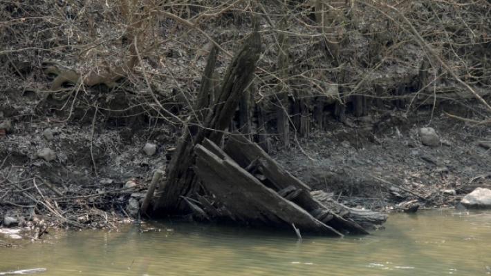 Dal Po in secca riemerge un relitto