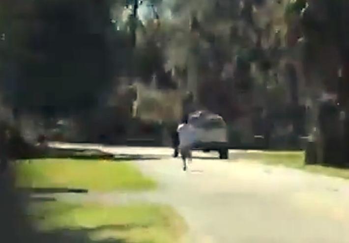 Uccisero nero mentre faceva jogging, arrestati ex agente e il figlio