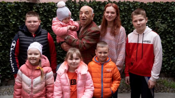 I 90 anni di Marco Borghini: &laquo;Io che ho vissuto la guerra, ospito 7 bimbi ucraini e le mamme&raquo;