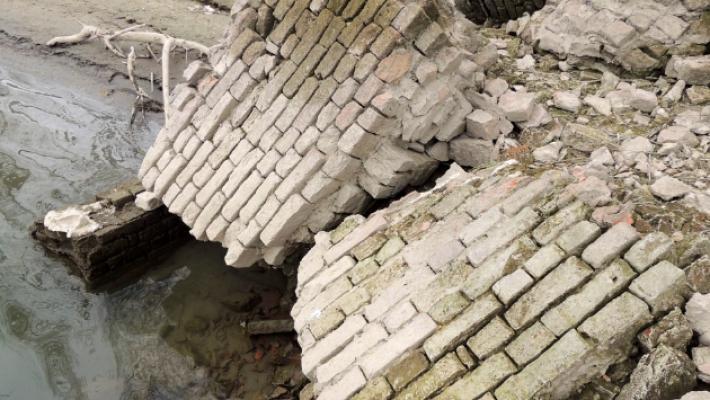 Dal Po in secca riaffiorano le antiche mura di Polesine di San Vito