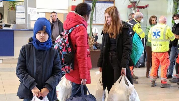 Nella scuola rifugio tra mamme e bambini in fuga dalla guerra