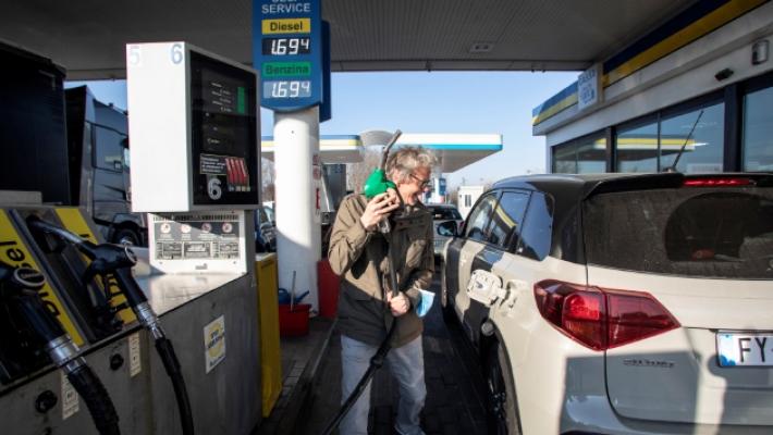 Benzina meno cara, tutti in coda al distributore