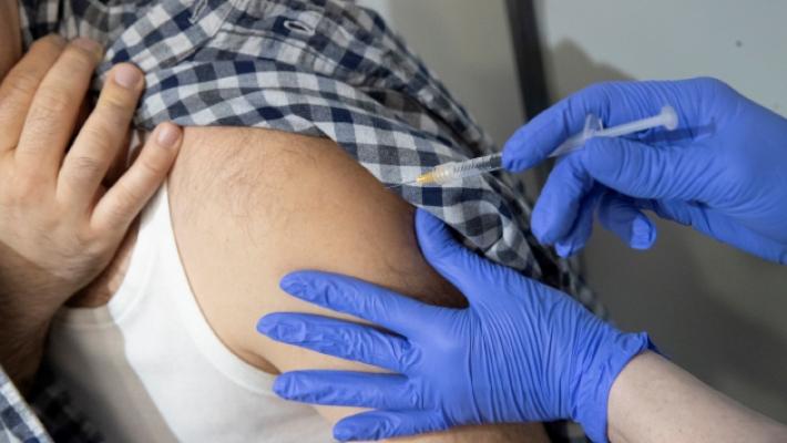 Le terze dosi? A Parma aumentano, mentre nel resto dell'Italia diminuiscono