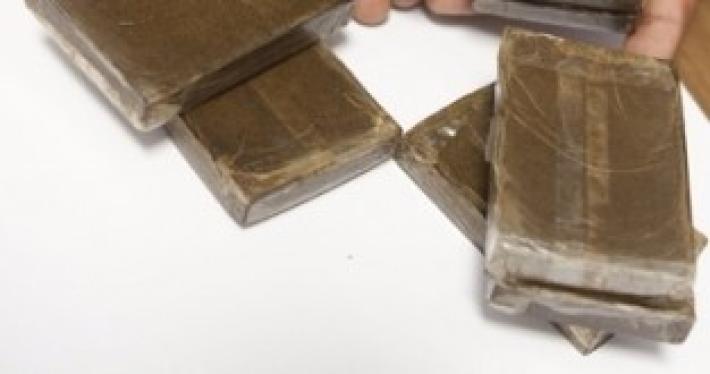 Ingoia pezzo di hashish, bimba di 15 mesi in ospedale