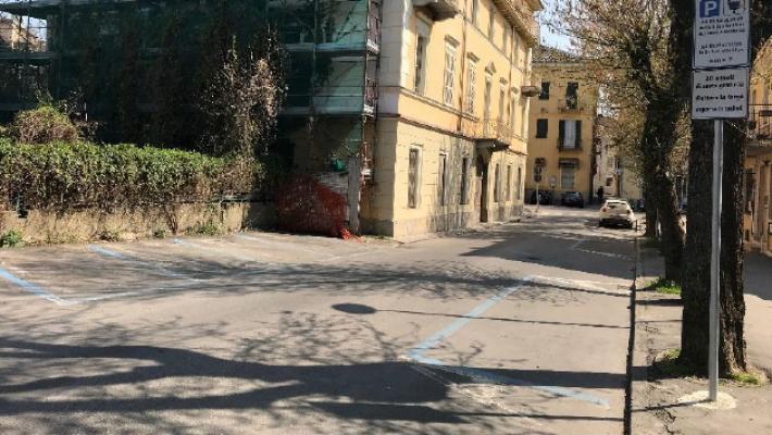 Righe blu la domenica, coro di no dei commercianti