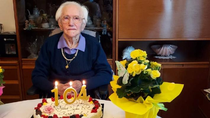 Gli strepitosi 104 anni di nonna Angiolina, in grandissima forma per la sua festa