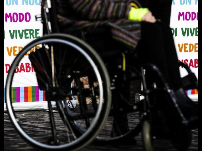 Aiuta da anni il  figlio disabile, paese premia la mamma
