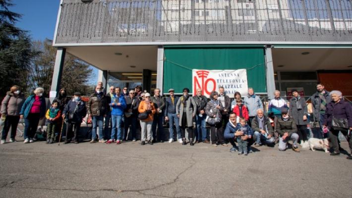 Oltre 300 firme per dire no alla nuova antenna