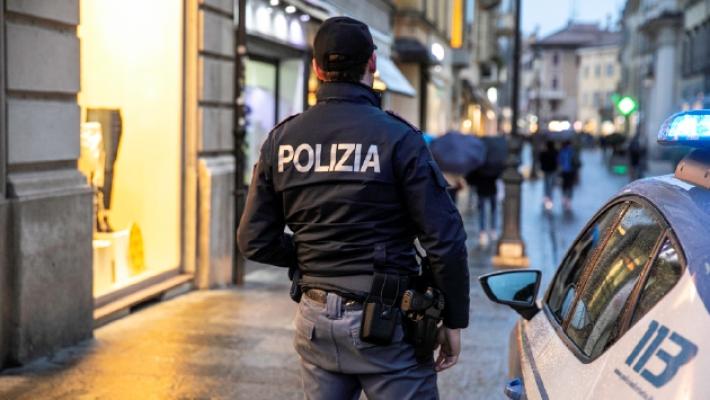 Via Cavour, 19enne sotto choc: &laquo;Minacciata con un coltello&raquo;
